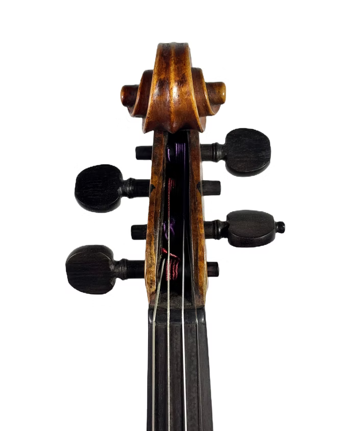 Violino feito à mão em oficina romena